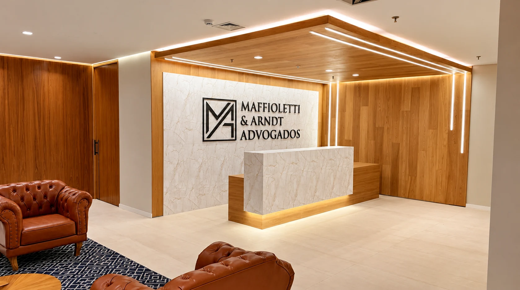 Recepção da Maffioletti & Arndt Advogados, com balcão em mármore e iluminação acolhedora