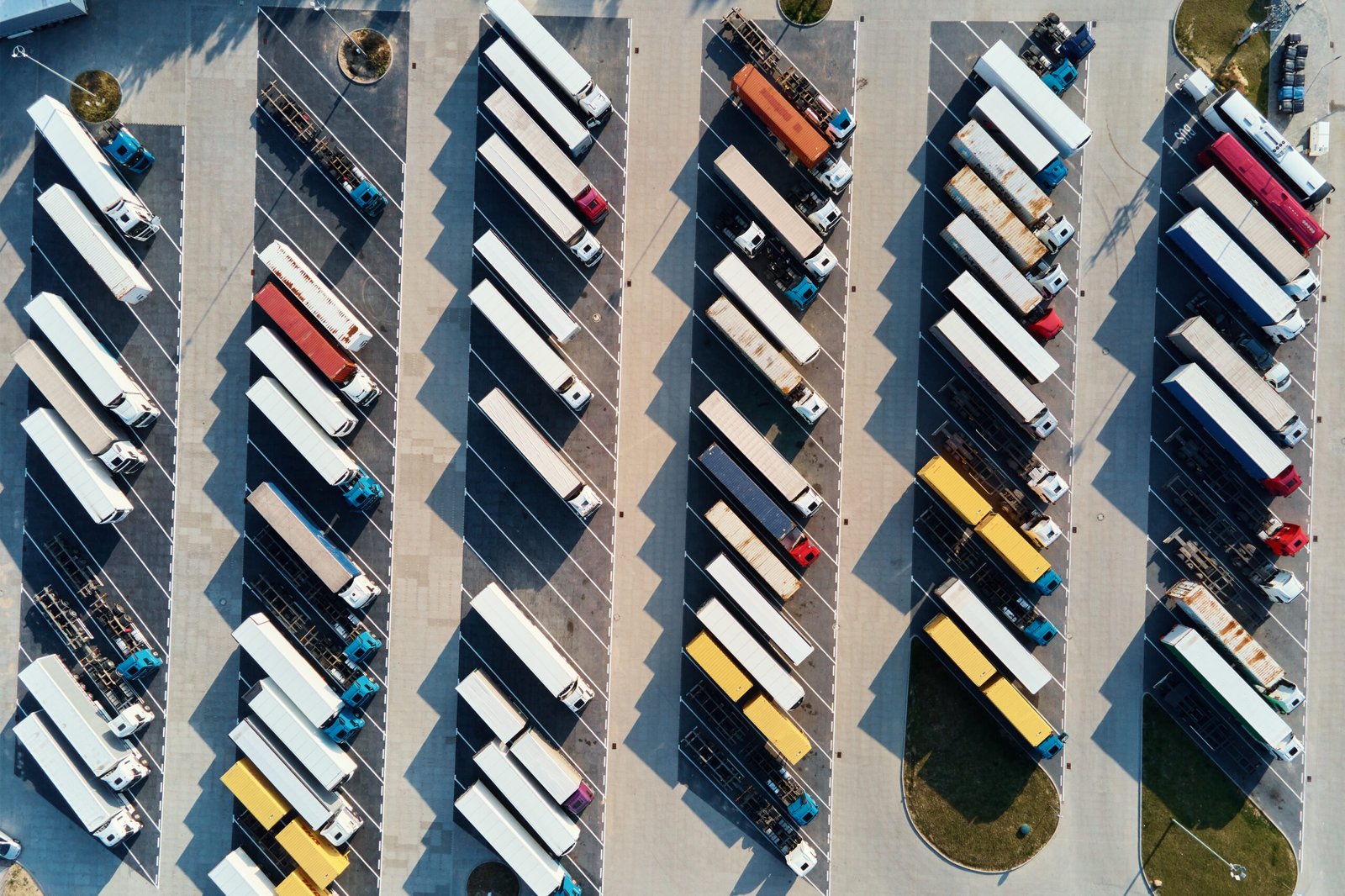 Busca e apreensão e garantia fiduciária: análise de Giulia Vitória Arndt aerial view of trucks parked in parking lot 2026 03 20 06 12 59 utc