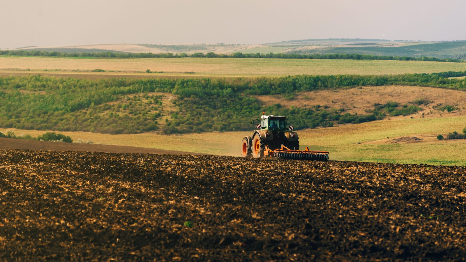 Reforma tributária no campo: cadastros e operação em Mato Grosso photo of tractor cultivating a land, preparation for new year